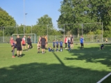Laatste training S.K.N.W.K. JO8-1 (partijtje tegen de ouders) van maandag 2 juni 2025 (107/123)